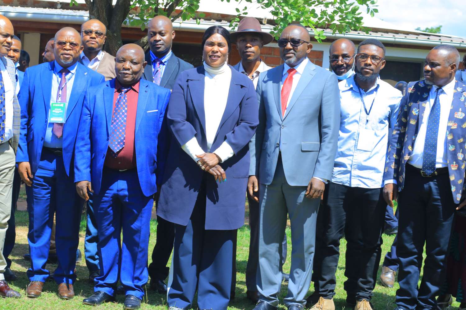 Fifi Masuka Saïni entourée des participants aux assises de l'ITIE à Kolwezi. 