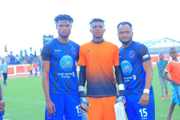 Dauphin noir contre Simba 