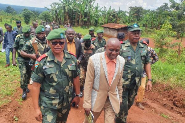Le gouverneur militaire du Nord-Kivu inspecte les travaux du tronçon Butembo-Mangerenjipa