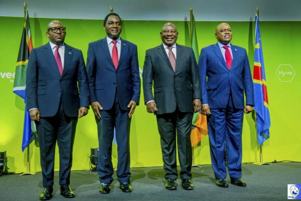 A droit, Sama Lukonde. 