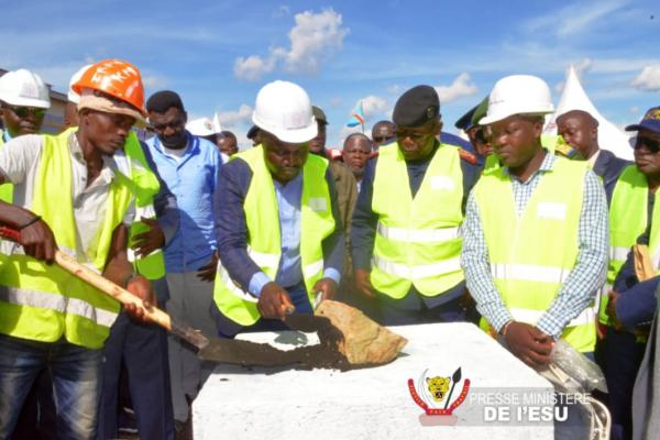Muhindo Nzangi, ministre national de l'ESU lance les travaux de construction de l'Université de Bunia. 
