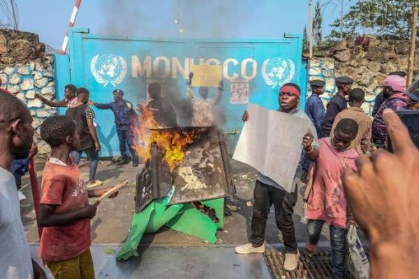Les manifestants devant la base de la MONUSCO à Goma. 