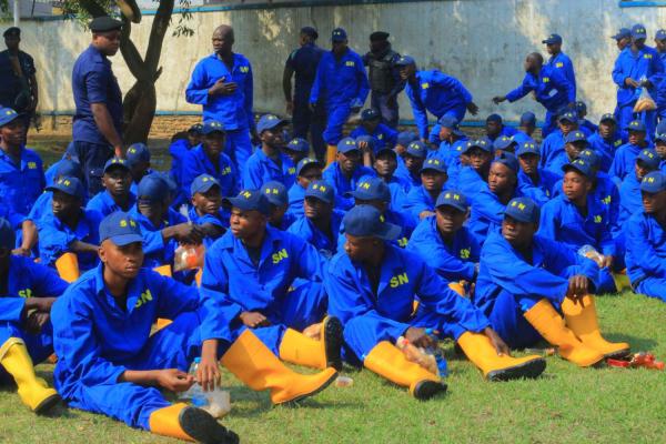 Des jeunes "désœuvrés" à Kolwezi, avant leur embarquement pour Kanyama Kasese. 