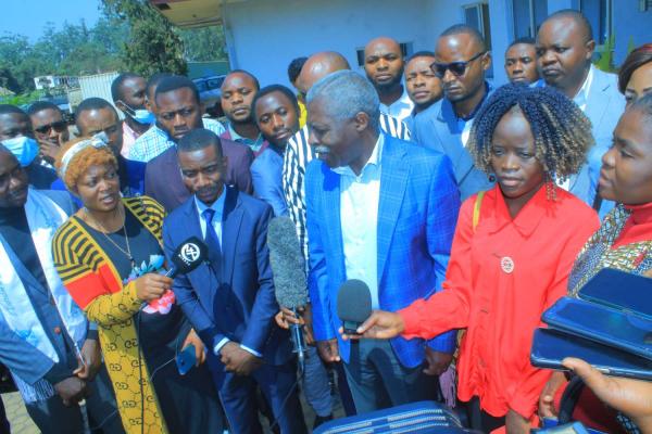 Le ministre provincial de l'intérieur et Sécurité entouré des jeunes. 