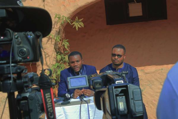 Moïse À gauche, Swana à côté de son manager 