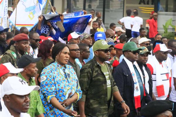 La gouverneure intérimaire du Lualaba, Fifi Masuka aux côtés de l'ambassadeur itinérant de Félix Tshisekedi. 