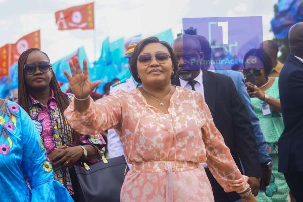 Denise Nyakeru, épouse du Chef de l'État congolais, lors de son arrivée à Kolwezi. 