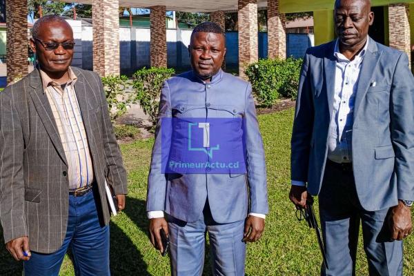 Au milieu, Bonaventure Mukubu, proved de la province éducationnelle Lualaba 1. . 