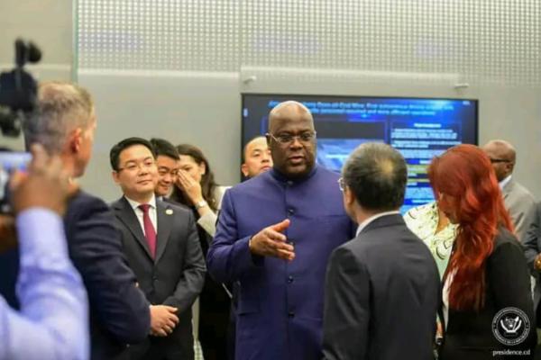 Le Président Félix Tshisekedi dans les installations de l'entreprise Huawei. 