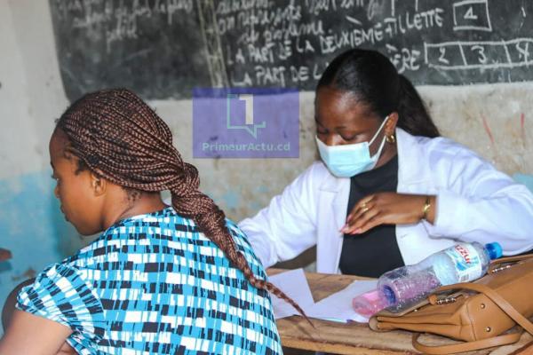 Une patiente lors de consultations organisées à Kolwezi. 
