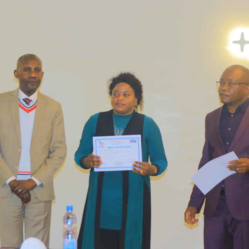 A gauche, Emmanuel Monga, Chef d'agence adjoint de l'OCC et à droite, Bavon Mawama, chef d'agence de l'OCC Kolwezi. 