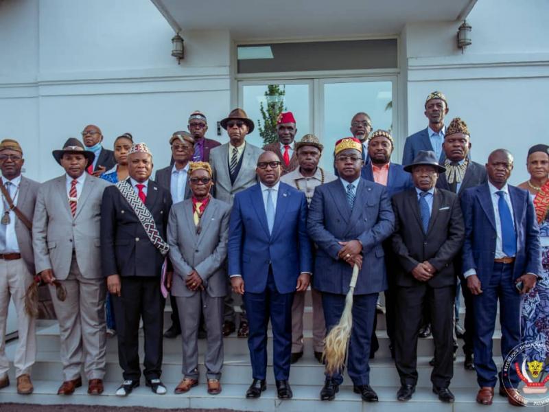 Le Premier ministre Congolais entouré de chefs coutumiers. 