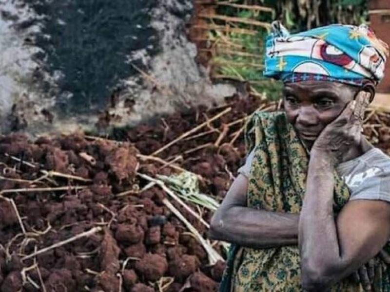 Une femme endueillée