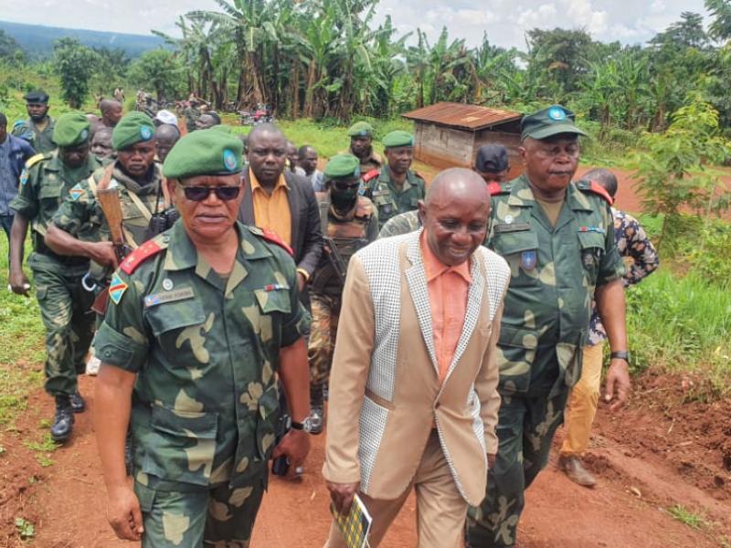 Le gouverneur militaire du Nord-Kivu inspecte les travaux du tronçon Butembo-Mangerenjipa