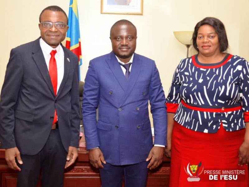 Au milieu Muhindo Nzangi, ministre de l'ESU.  