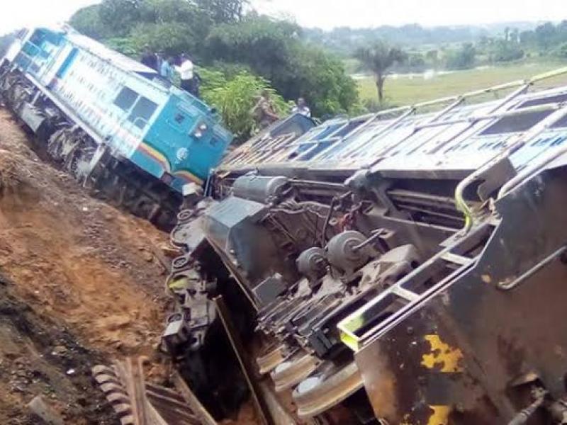 Un train qui a déraillé. 