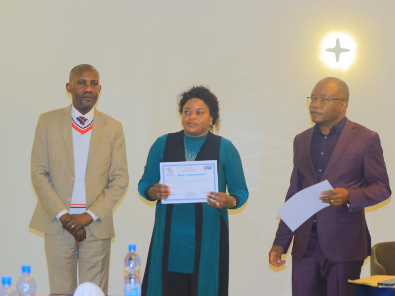 A gauche, Emmanuel Monga, Chef d'agence adjoint de l'OCC et à droite, Bavon Mawama, chef d'agence de l'OCC Kolwezi. 