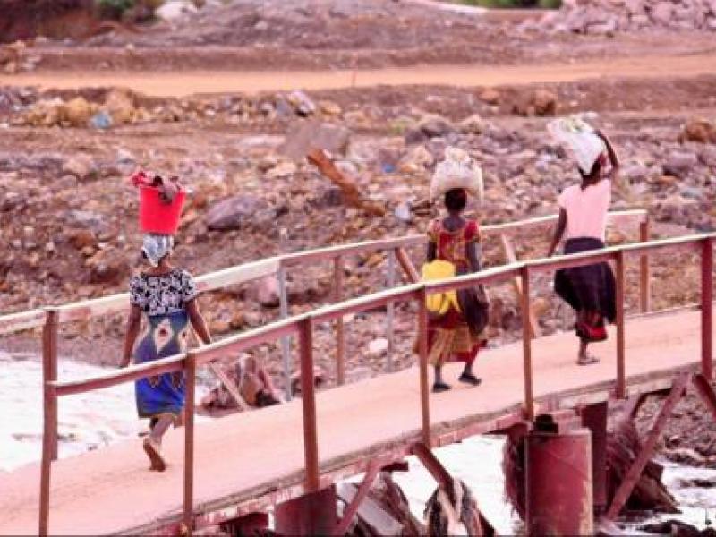 Trois femmes traversant la carrière P2 de la GECAMINES, à Kolwezi. 