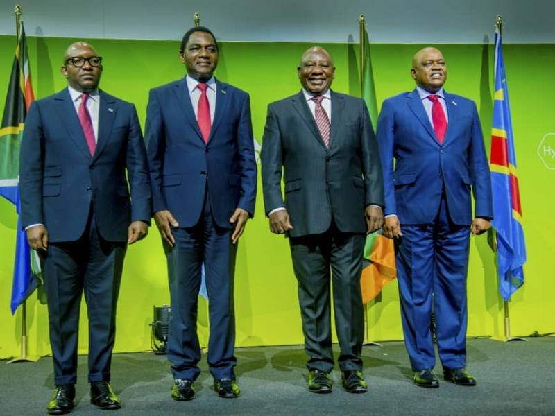 A droit, Sama Lukonde. 