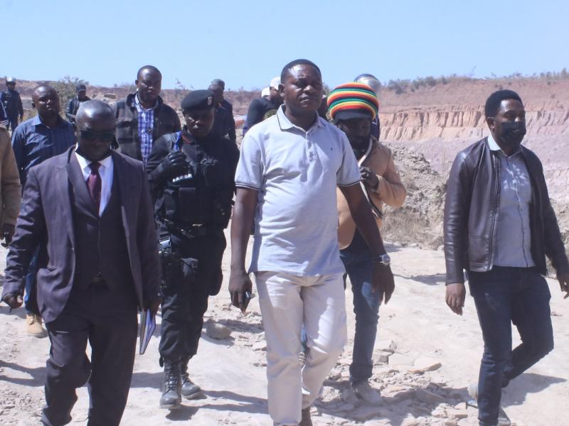 Au milieu, Jacques Kaumba, ministre provincial des mines