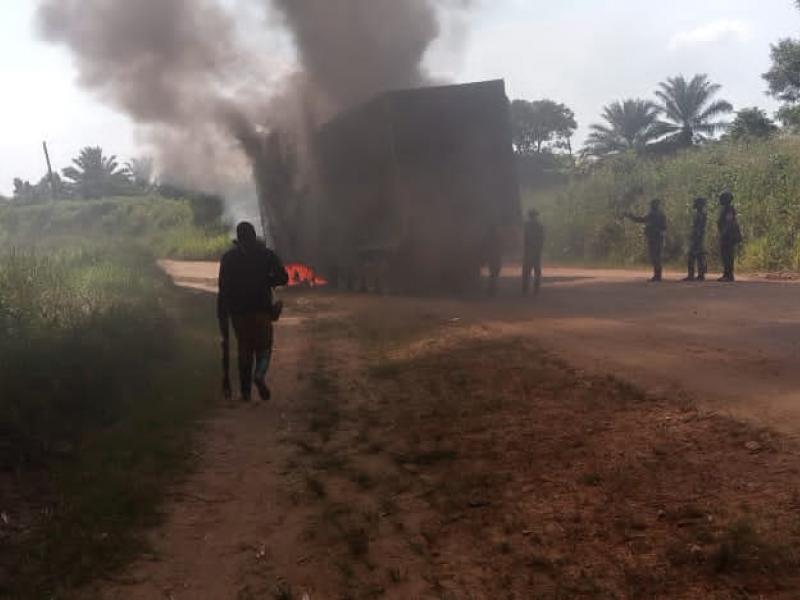 Le véhicule incendié sur l'axe Beni-Kasindi