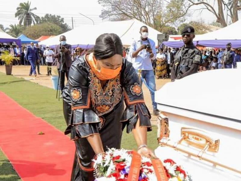 Fifi Masuka Saïni déposant une gerbe de fleurs devant la dépouille mortelle de la regrettée Nehena Mwaka Martine Kamwenyi
