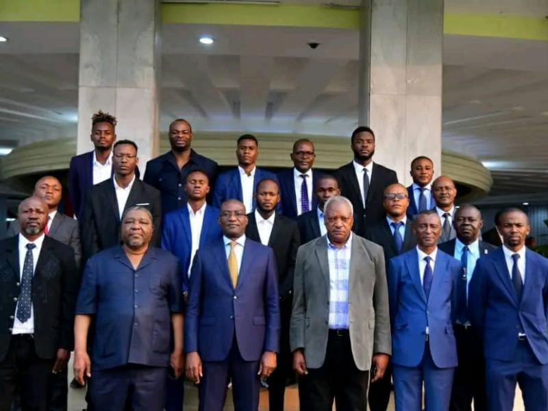 Les basketteurs posent aux côtés du directeur de cabinet du Chef de l'État.  