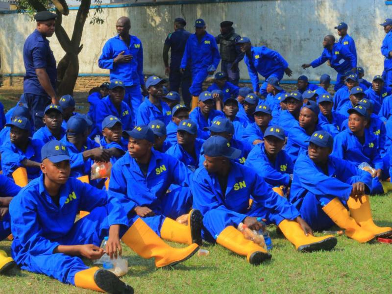 Des jeunes "désœuvrés" à Kolwezi, avant leur embarquement pour Kanyama Kasese. 