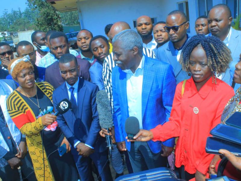 Le ministre provincial de l'intérieur et Sécurité entouré des jeunes. 