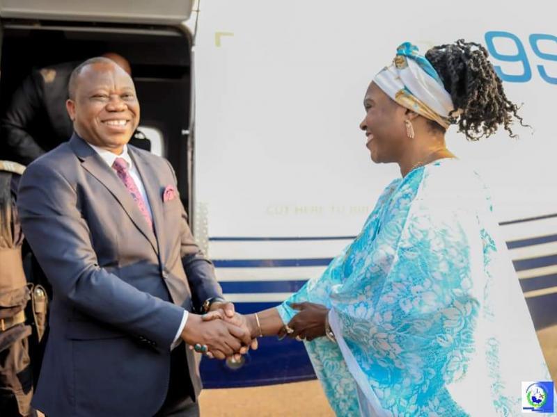 Le vice-premier ministre accueilli par Fiif Masuka Saïni, à l'aéroport national de Kolwezi. 