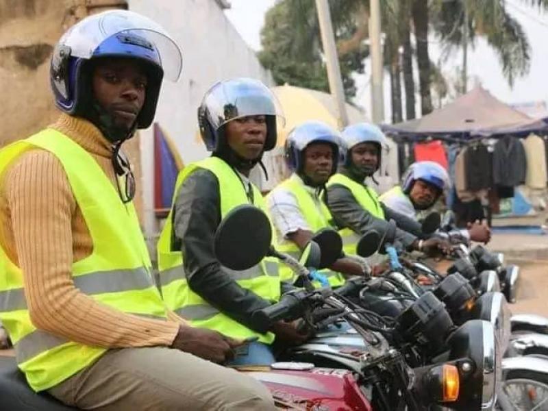 Des motocyclistes