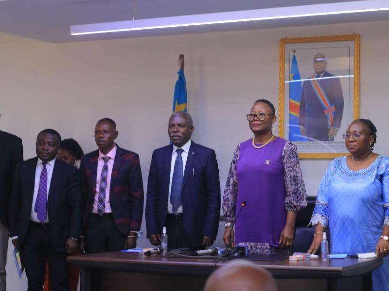 La ministre des mines, Antoinette Samba entourée du ministre provincial de l'intérieur et Sécurité, Déodat Kapenda et des membres des organismes spécialisés. 