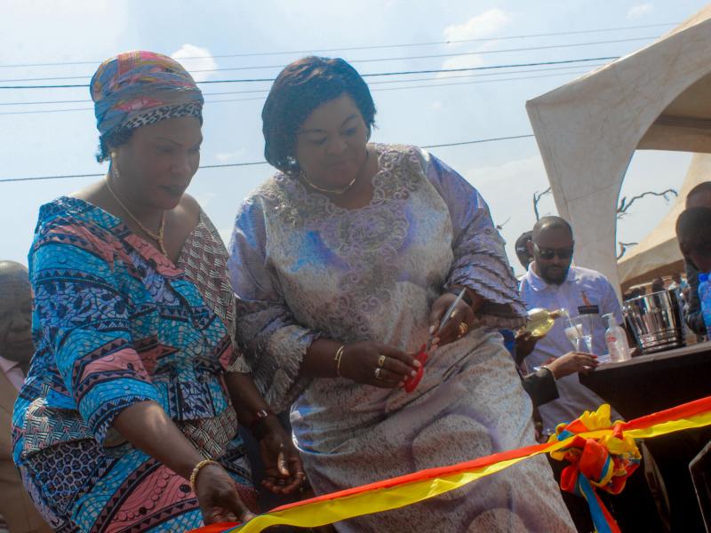 De gauche à droite, Fifi Masuka Saïni, gouverneure du Lualaba et Rose Mutombo, ministre de la justice. 