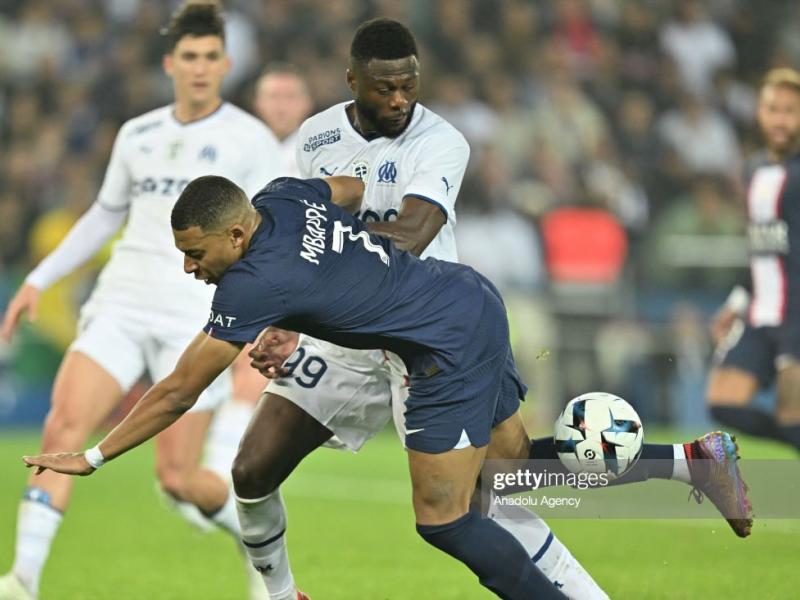 Chancel Mbemba face à Kylian Mbappé lors du classico français, dimanche 16 octobre au Parc des Princes. 
