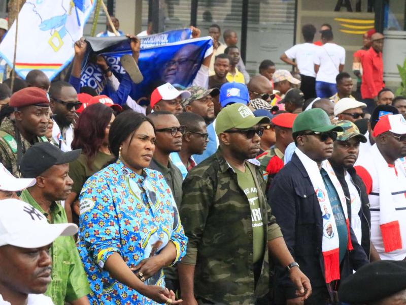 La gouverneure intérimaire du Lualaba, Fifi Masuka aux côtés de l'ambassadeur itinérant de Félix Tshisekedi. 
