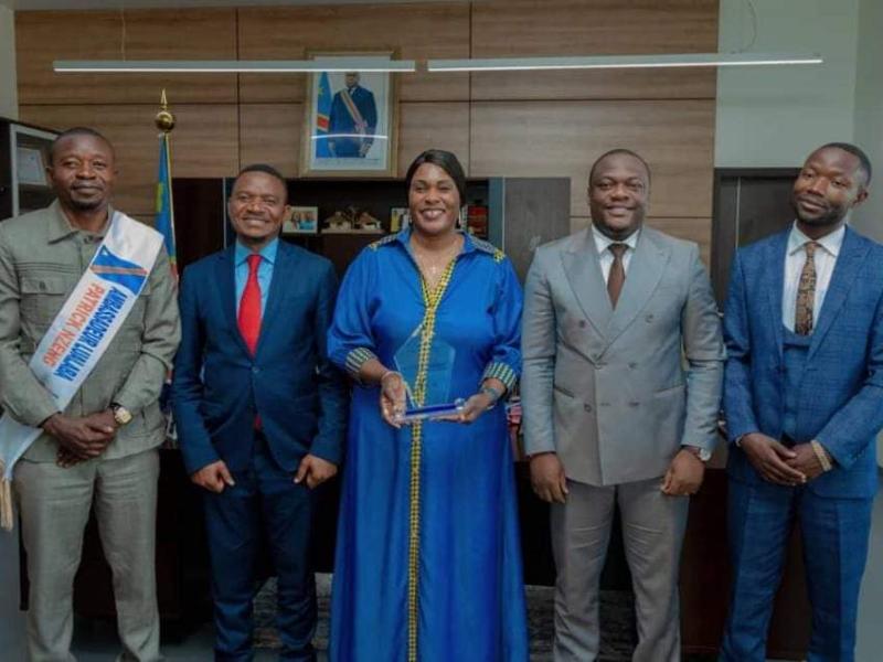 Fifi Masuka au milieu des jeunes francophones d'Afrique. 
