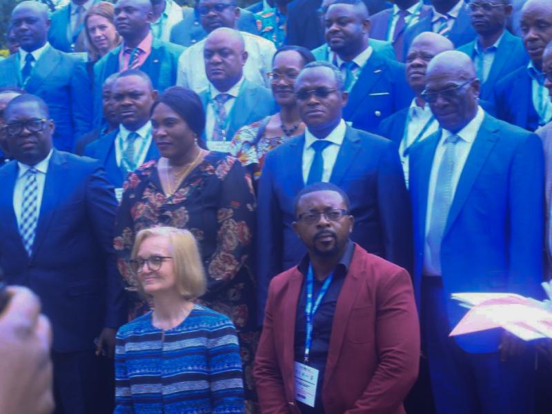 Fifi Masuka Saïni, gouverneure intérimaire du Lualaba entourée des participants à la 3e édition de la conférence nationale sur le SIDA. 