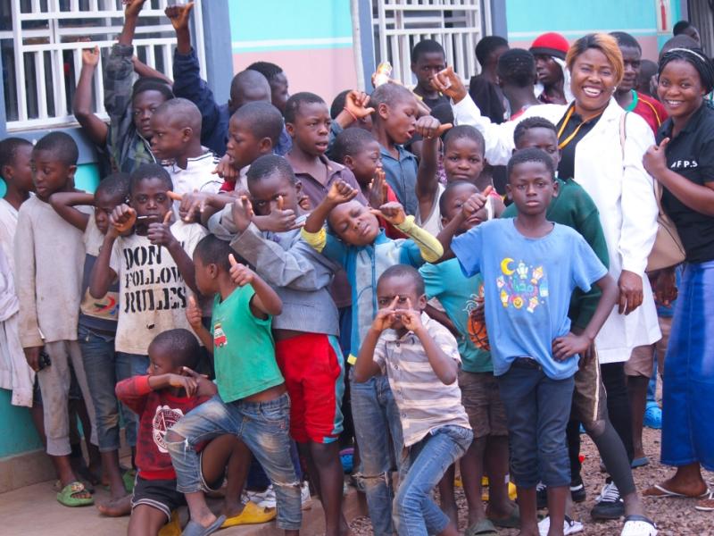 Chantal Fukiau, présidente de l'AFPS, entourée des enfants de la maison d'accueil Kwetu. 