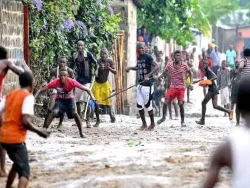 Des jeunes "kuluna" s'affrontant dans une de communes de Kinshasa. 