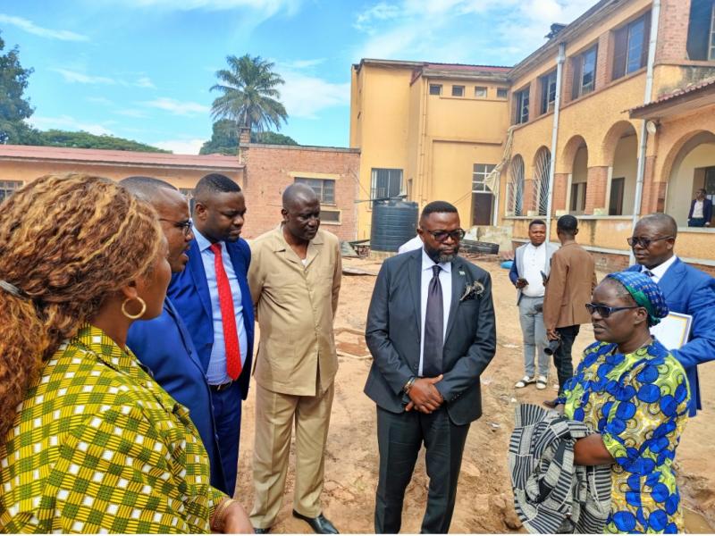 Michel Mukengere, conseiller juridique de la SONAS échangeant avec la soeur préfet du Lycée Mwanga. 