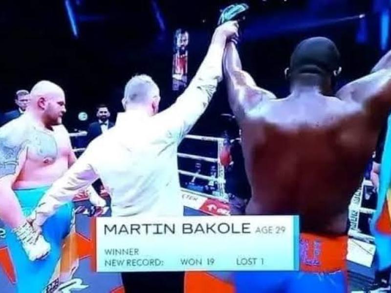 Martin Bakole lors de sa victoire, samedi 22 avril 2023, en Pologne. 