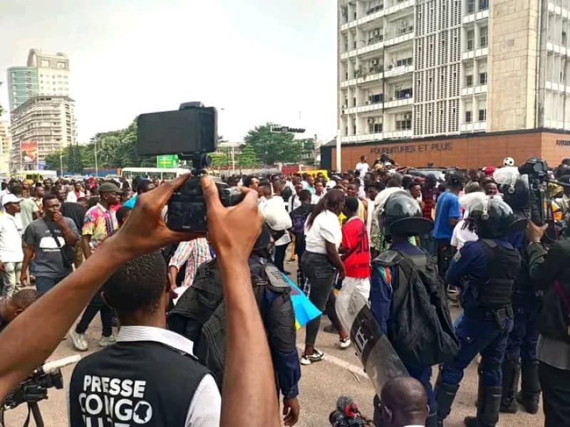 Les manifestants lançant des projectiles, le jeudi 25 mai 2023 à Kinshasa, lors d'une manifestation de l'opposition. Ph. Marthe Mwakoki/Primeuractu.cd. 