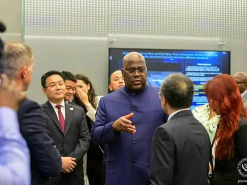 Le Président Félix Tshisekedi dans les installations de l'entreprise Huawei. 