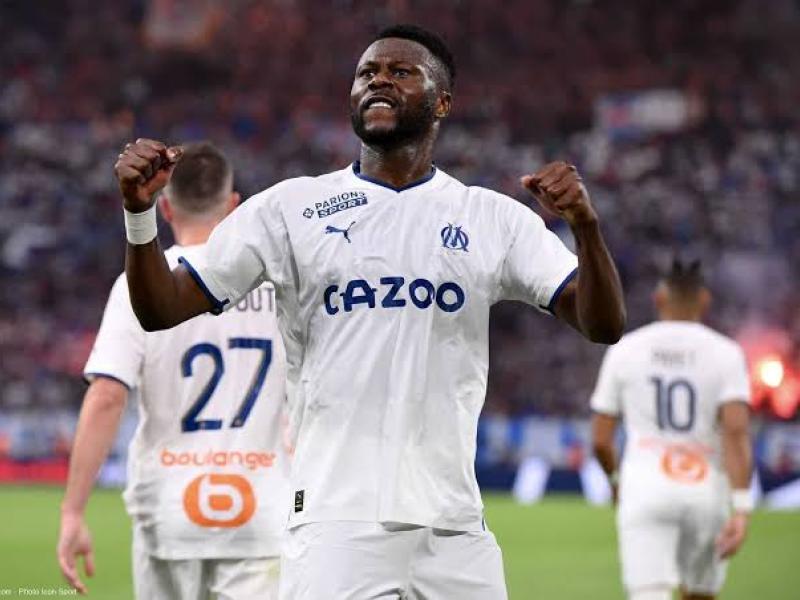 Chancel Mbemba célébrant un but avec l'OM. 